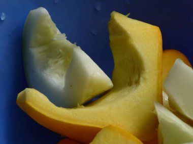 Su damlacıklarıyla taze kesilmiş kabak parçaları..