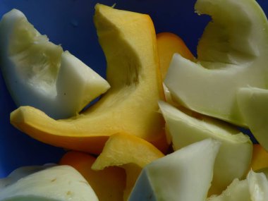 Pişirmeye hazır mavi bir kasede dilimlenmiş çiğ tereyağlı ezme..