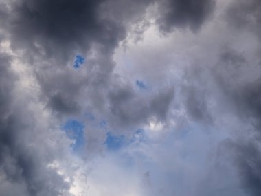 Yağmurdan önce gökyüzünü kaplayan karanlık, ağır fırtına bulutları.