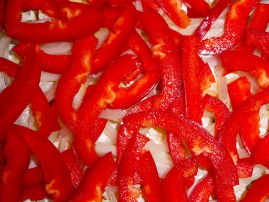 Canlı kırmızı dolma biber ve beyaz soğan yakın plan..