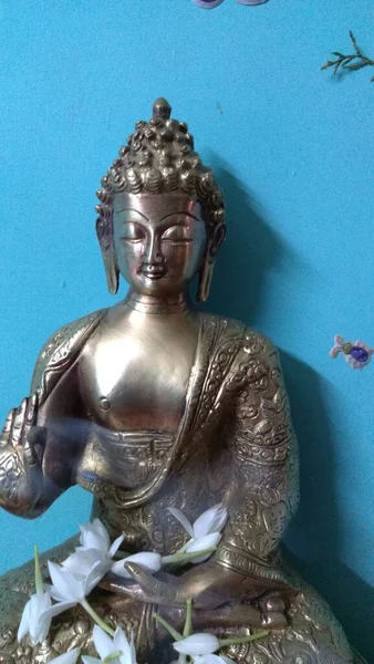 Закрыть Фотографию Статуи Будды Свежими Цветами Ладони Ладан Красивом Голубом — стоковое фото