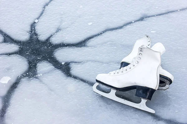 Weiße Eiskunstläufer Liegen Mit Einem Riss Auf Dem Eis Das — Stockfoto