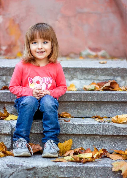 Niña Con Ropa Brillante Sonriendo Sentada Los Escalones Del Parque —  Fotos de Stock