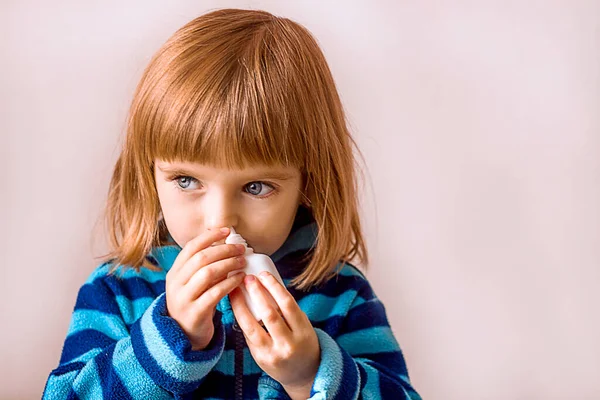 Linda Menina Usa Spray Nasal Para Alergias Doenças Fundo Liso — Fotografia de Stock
