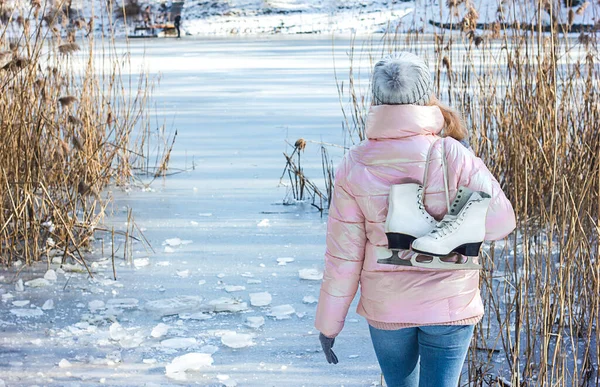 Fille Vêtements Hiver Chapeau Avec Patins Artistiques Sur Fond Lac — Photo