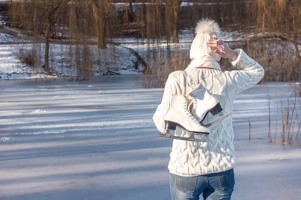 Hermosa Mujer Joven Ropa Invierno Sostiene Los Patines Blancos Rizados —  Fotos de Stock