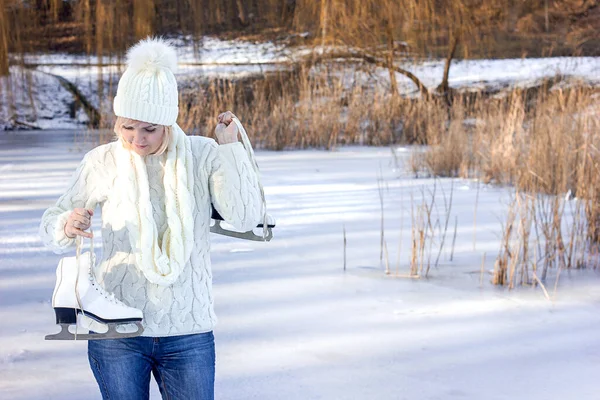 Hermosa Mujer Joven Ropa Invierno Sostiene Los Patines Blancos Rizados —  Fotos de Stock