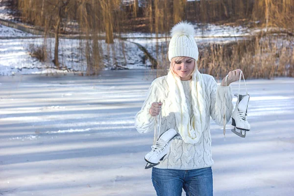 Schöne Junge Frau Winterkleidung Hält Lockige Weiße Schlittschuhe Den Händen — Stockfoto