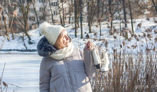 Fille Vêtements Hiver Chapeau Avec Patins Artistiques Sur Fond Lac — Photo