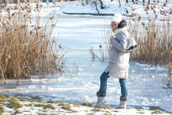 Mädchen Winterkleidung Und Hut Mit Schlittschuhen Auf Dem Hintergrund Eines — Stockfoto