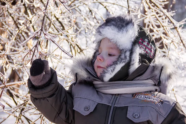 Portrait Enfant Vêtements Chauds Hiver Sur Fond Parc Hiver Gros — Photo