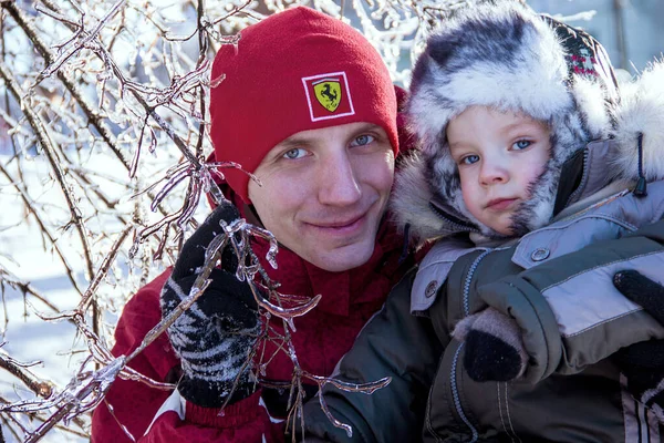 Lindo Hijo Abraza Padre Vacaciones Invierno Concepto Una Familia Feliz —  Fotos de Stock