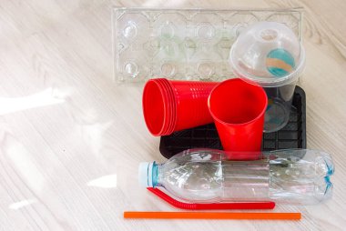 Evde kullanımdan sonra plastik atık, çöpten çevre kirliliği, metin için kopyalama alanı