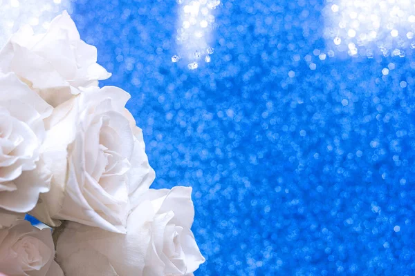 Белая Роза Фокуса Красивом Сияющем Голубом Фоне Макияж Поздравительных Открыток — стоковое фото
