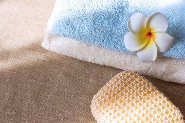 İki havlu doğal ekolojik bez ve dekoratif çiçek tuval arka plan, vücut bakımı ve kişisel hijyen