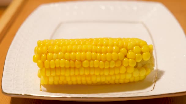 Gotowe Kolby Kukurydzy Rozłożone Szczypcami Białym Talerzu — Wideo stockowe