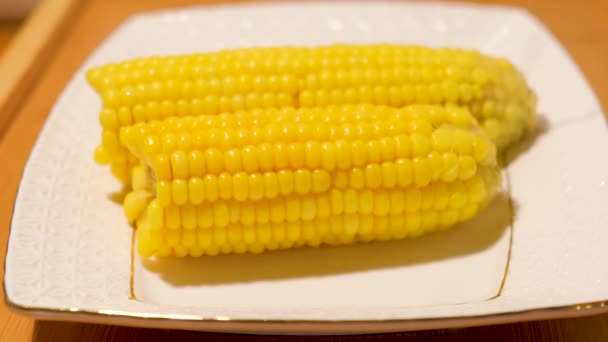 Ready Corn Cobs Spread Tongs White Plate — Stock Video
