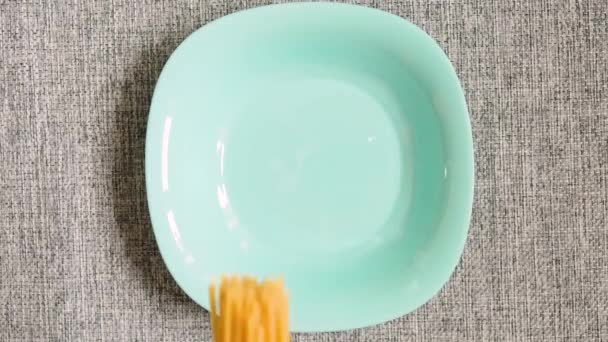 Les Spaghettis Sont Tombés Sur Une Assiette Turquoise Effondrent Ralenti — Video