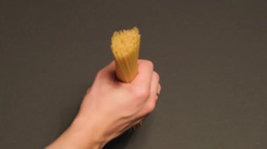 Spagetti ufalanır ve masaya düşer..