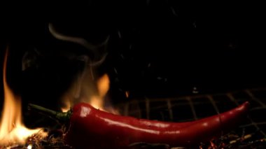 Ateşin alevi içinde kırmızı kırmızı biber. yavaş çekim
