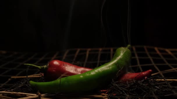 Twee Hete Chili Pepers Rood Groen Rook Slow Motion — Stockvideo