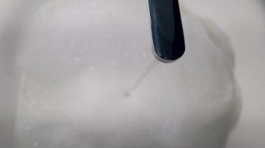Banyodaki su köpüğe akıyor. Tamamen köpüklü banyo..