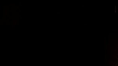 Dişi sporcu ellerini magneziyle ovuyor ve ellerini çırpıyor..