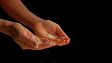 Aşçı kız ellerini undan temizler ve ellerini çırpar. yüksek kalite. yavaş çekim.