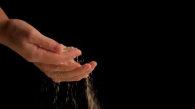 Dişi sporcu ellerini magneziyle ovuyor ve ellerini çırpıyor..