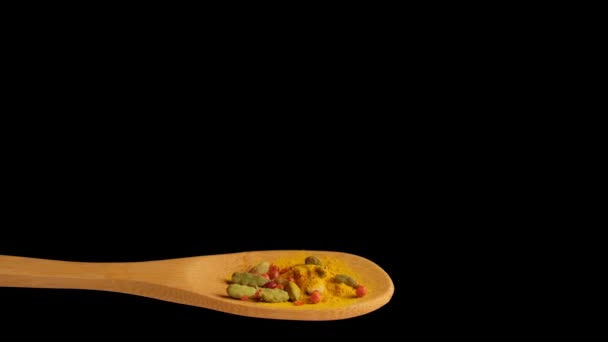 Yemek Pişirmek Için Baharatlar Tahta Bir Kaşıktan Dökülür Ağır Çekim — Stok video