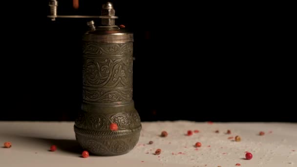 红辣椒落在胡椒粉碎机上 慢动作 高质量的 — 图库视频影像