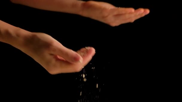 Die Köchin Putzt Ihre Hände Von Mehl Und Klatscht Die — Stockvideo