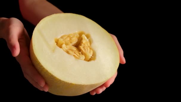 Ragazza Tiene Tra Mani Gira Mostrando Metà Del Melone Diversi — Video Stock