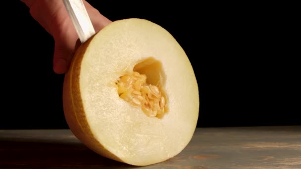 Gadis Itu Memotong Sepotong Melon Dengan Pisau Besar — Stok Video