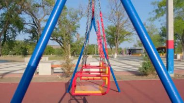 Dışarıda boş bir salıncak sallanıyor. Yüksek kalite.