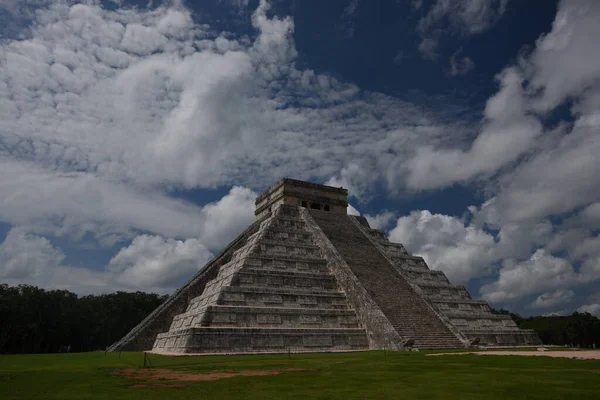 pyramids of Mexico Chichen Itza Maya Aztecs
