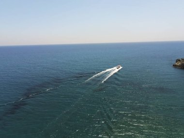 Sahilden güzel bir tekne manzarası var.