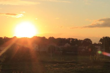 Pencereden gün batımı görünümü