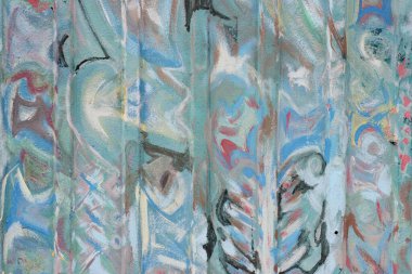 Çoklu renkli boyalar ile boyanmış metal dokular.