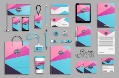 Soyut geometrik üçgen şekiller arka plan ile ayarlanmış kurumsal kimlik şablonu