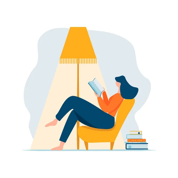 Junge erwachsene Frau liest Buch und sitzt entspannt im Stuhl unter Lampe und Bücherstapel. Zeichentrickfigur liegt auf Sofa und ruht sich zu Hause aus — Stockvektor
