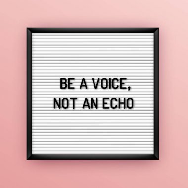 Siyah Plastik harfler ile kare beyaz letterboard üzerinde motivasyon alıntı. Hipster Vintage ilham poster