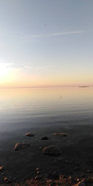 Solovetcky Adası. Gün batımı. Adanın kuzeyinde vahşi bir sahil