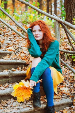 Sonbahar yapraklı genç bir kadının büyük portresi.