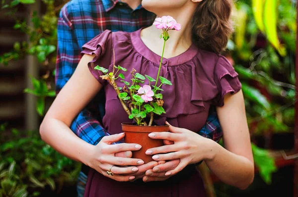 Een Jongen Een Meisje Houden Een Mooie Bloem Vast Tuin — Stockfoto