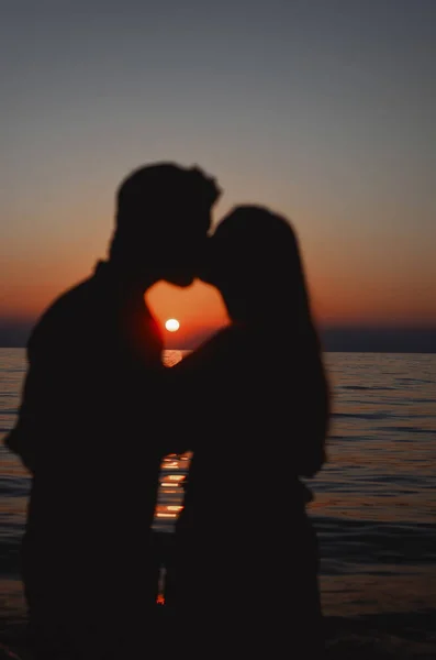 Küssendes Paar Sonnenuntergang Strand — Stockfoto