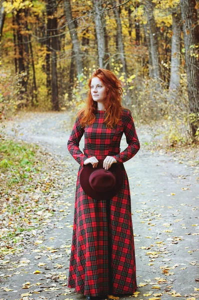 Ragazza Abito Rosso Cappello Piedi Nella Foresta Autunnale — Foto Stock