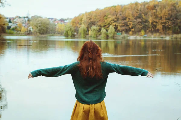 湖の近くの秋の公園を歩く美しい若い女性の肖像画 — ストック写真