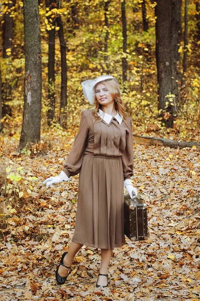 Giovane Donna Viaggio Abito Retrò Con Valigia Nel Parco Autunnale — Foto Stock