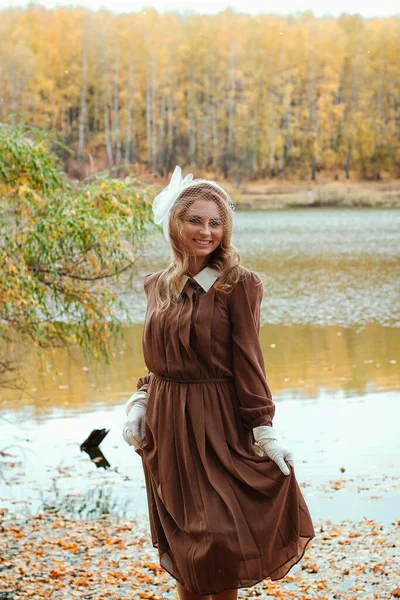 Ritratto Giovane Donna Abito Retrò Vicino Lago Nel Parco Autunnale — Foto Stock